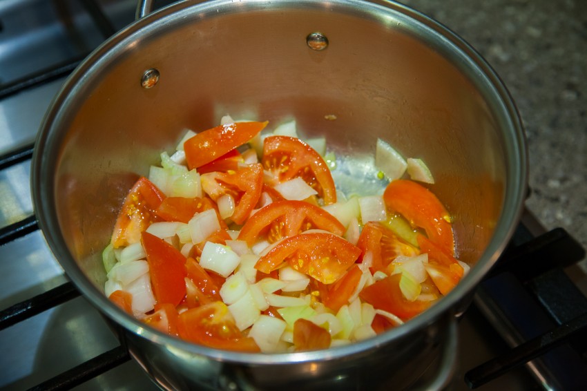 Tomato Onion Pork Bone Soup (番茄洋葱排骨汤) - Preparation