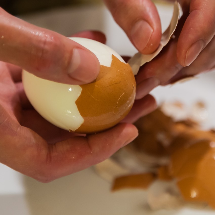 Ramen Soft Boiled Eggs - Peeling Eggs