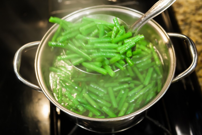 Green Bean Garlic Sesame Salad (凉拌豆角) - Preparation