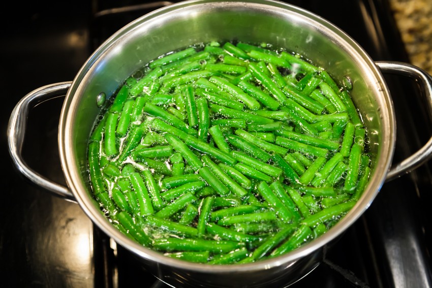 Green Bean Garlic Sesame Salad (凉拌豆角) - Preparation