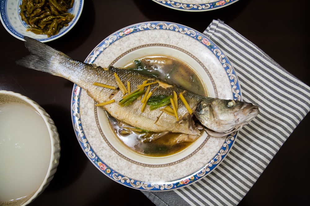 Braised Whole Fish (Branzino) (红烧鱼 Hong Shao Yu) Asian Cooking Mom