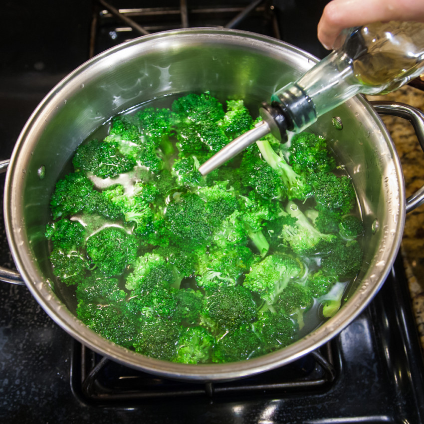 Sautéed Broccoli With Minced Garlic - Blanching