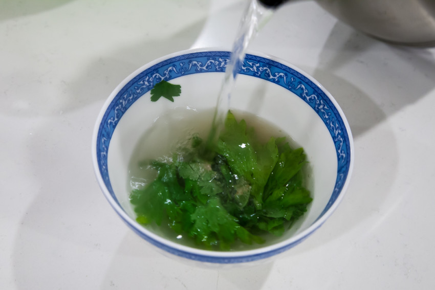 Shanghai Wontons - Making the soup