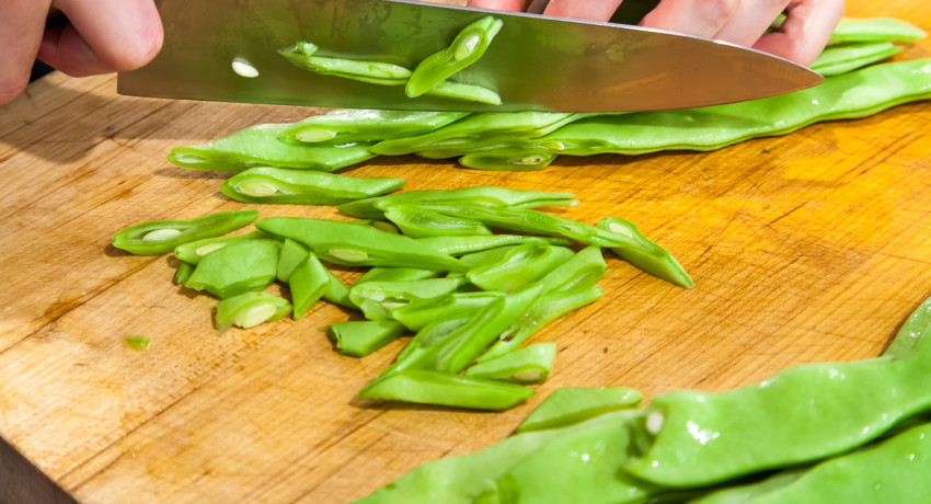 Green Beans with Pork Julienne - preparing green beans