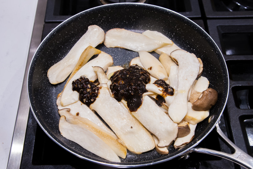 King Mushrooms in Black Pepper Sauce - Preparation