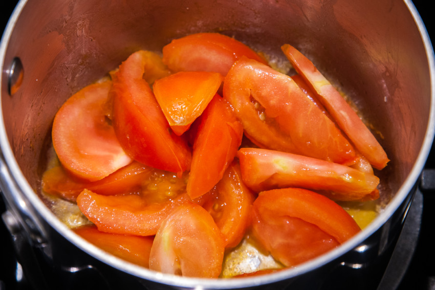 Tomato Seaweed Egg Drop Soup - preparation
