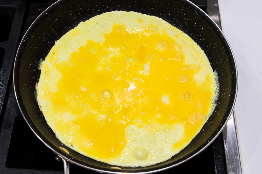 Making egg pancake