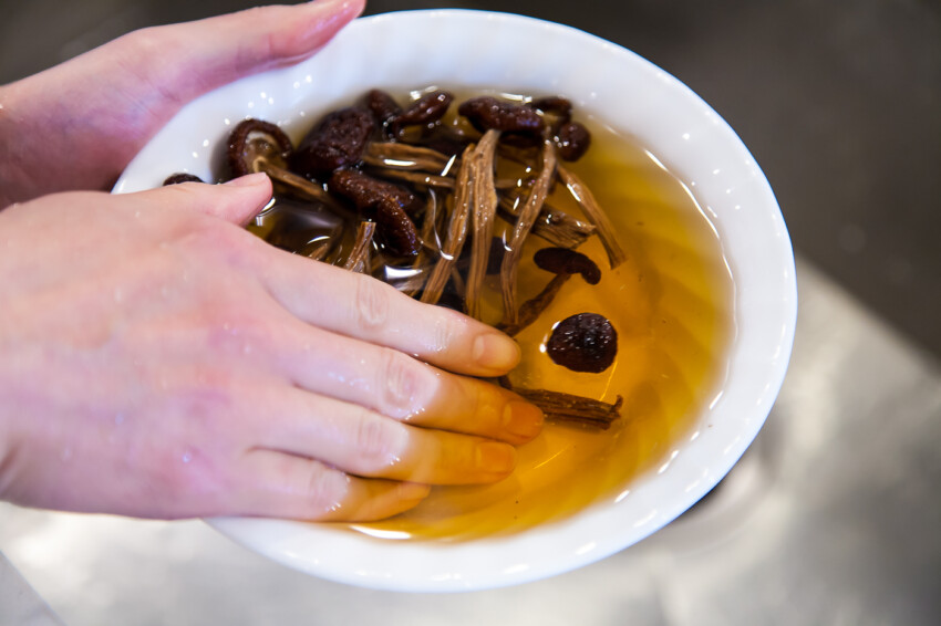 Rinsing tea tree mushrooms